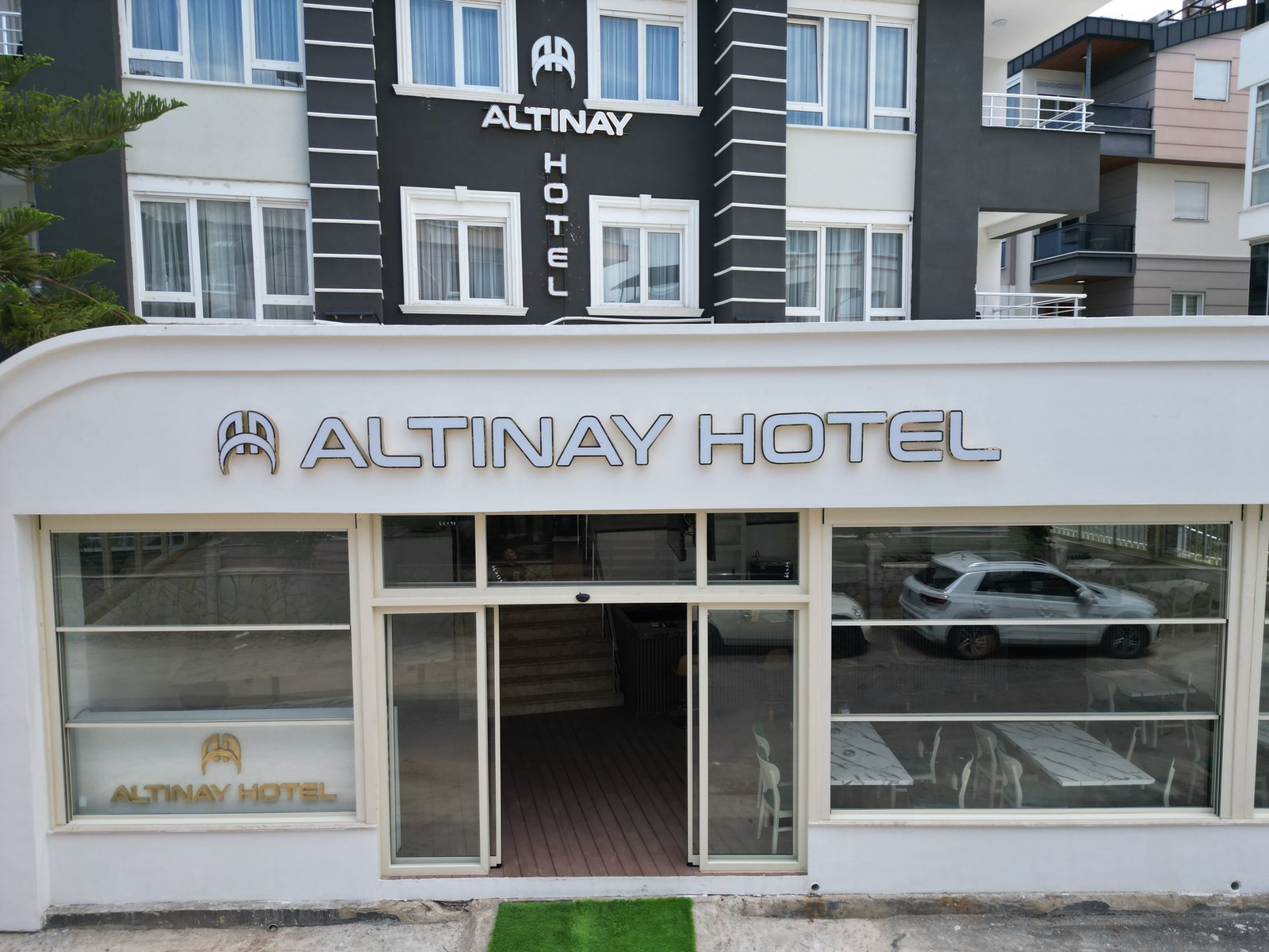 Altınay Hotel Antalya gündüz dış cephe ve ALTINAY HOTEL girişi
