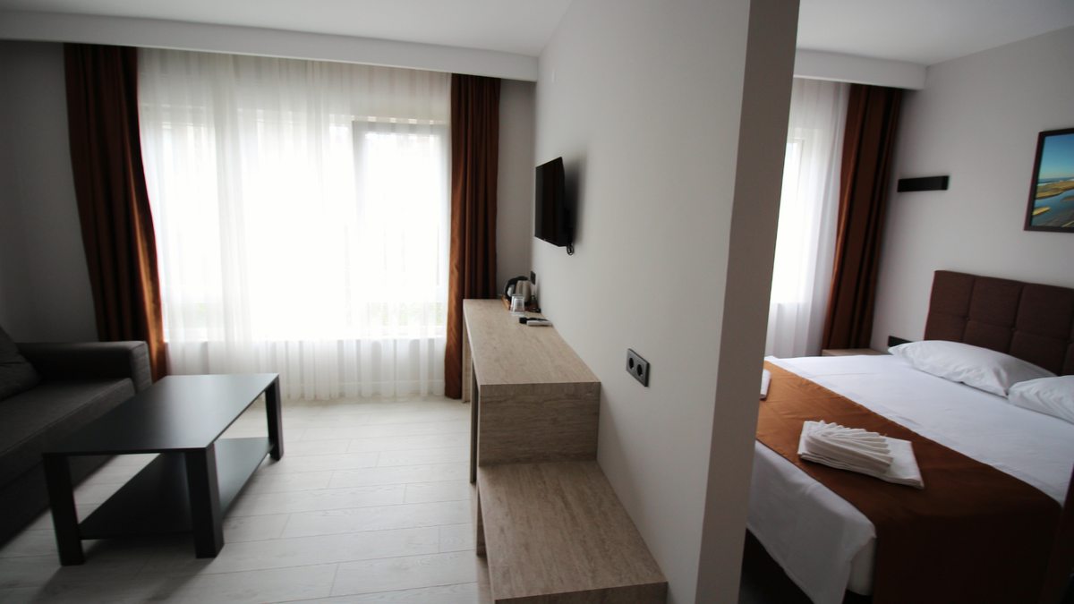 Altınay Hotel oda oturma alanı