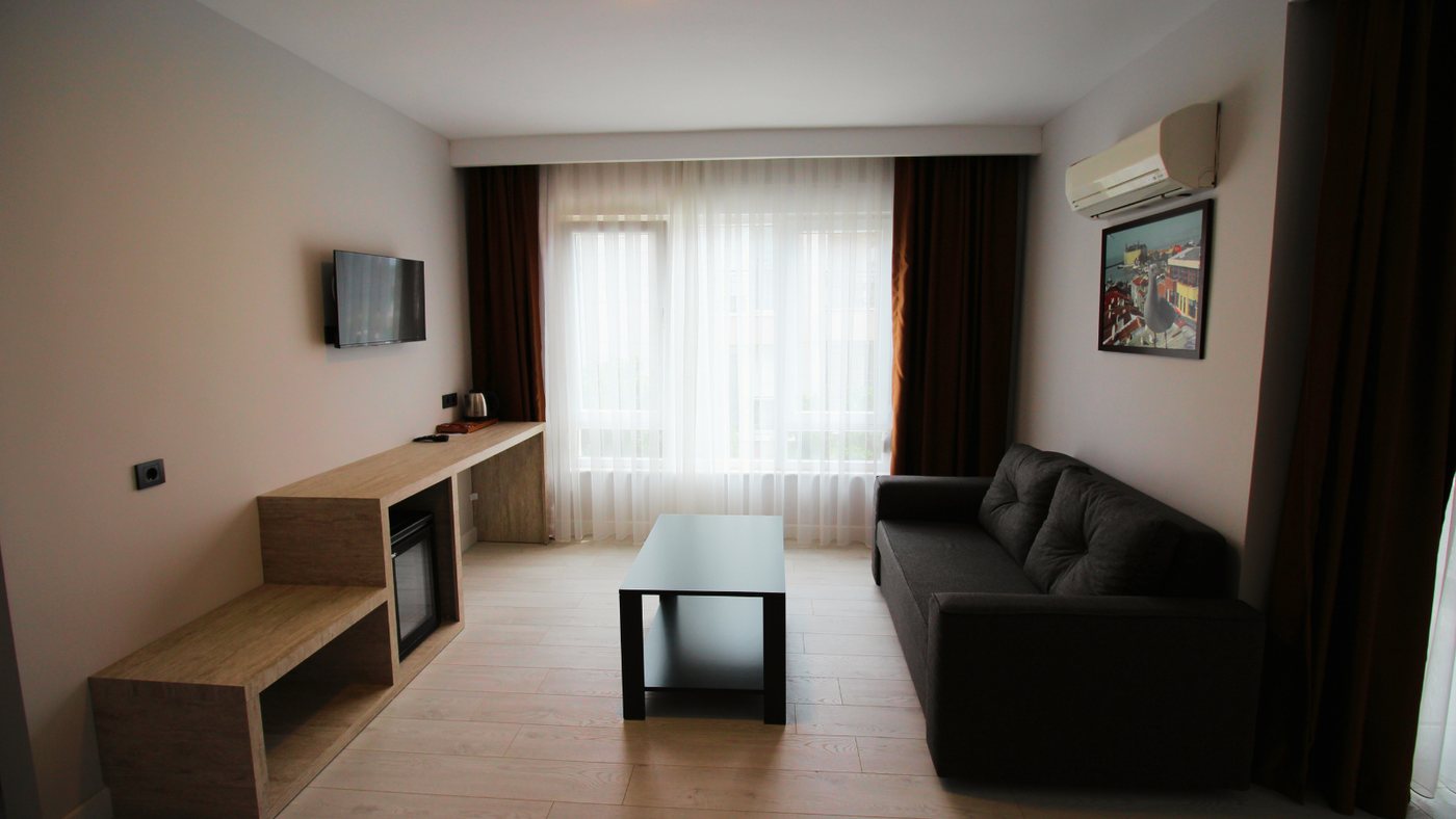 Altınay Hotel Standart Oda — oturma köşeli ferah oda